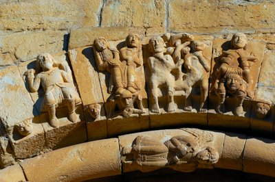 Facade af kirken Saint Maria de Covet, Isona, Spanien, detalje af Romanesque