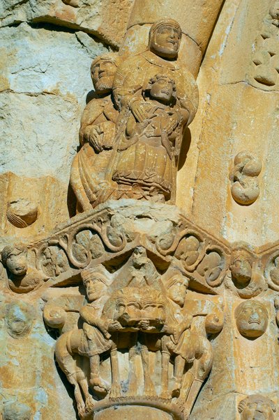Facade af kirken Saint Maria de Covet, Isona, Spanien, detalje af en hovedstad af Romanesque