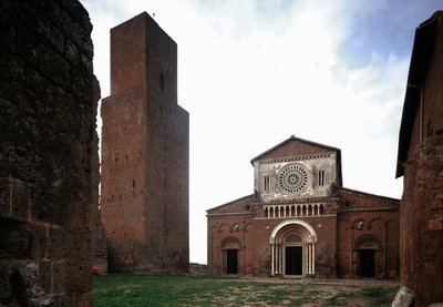 Facade og tårn af kirken St Peter (san Pietro), bygget omkring 1250 og restaureret i 1870, Tuscania, Italien af Romanesque
