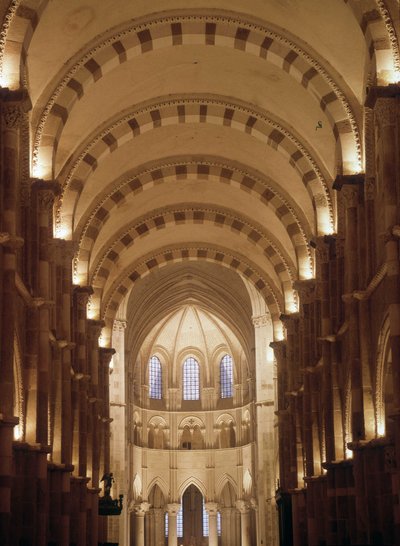 Interiør af katedralen i Vezelay af Romanesque