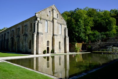 Romansk arkitektur: udvendig udsigt over smedjen til cistercienserklosteret Fontenay, Bourgogne, slutningen af det 12. århundrede (Abbey of Fontenay, Bourgogne, Frankrig: smedjen, slutningen af det 12. århundrede) af Romanesque