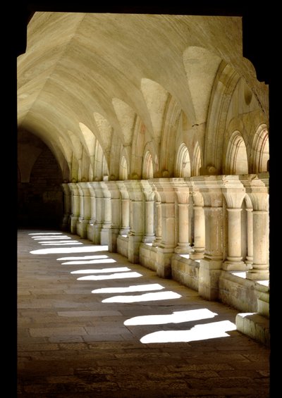 Romansk arkitektur: galleri for klostret i cistercienserklosteret Fontenay, Bourgogne af Romanesque