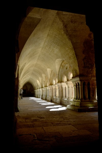 Romansk arkitektur: galleri for klostret i cistercienserklosteret Fontenay, Bourgogne af Romanesque