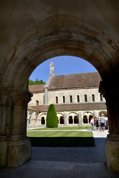 Romansk arkitektur: udsigt over klostret og bygningerne i cistercienserklosteret Fontenay, Bourgogne af Romanesque