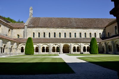 Romansk arkitektur: udsigt over klostret og bygningerne i cistercienserklosteret Fontenay, Bourgogne af Romanesque