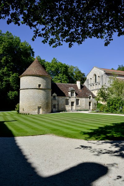 Romansk arkitektur: udsigt over dueslaget og kennelen i cistercienserklosteret Fontenay, Bourgogne af Romanesque