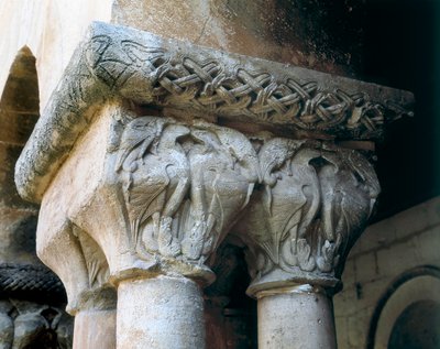 Romansk kunst: hovedstæder i klostret dekoreret med fugle. Arkitektur af Romanesque