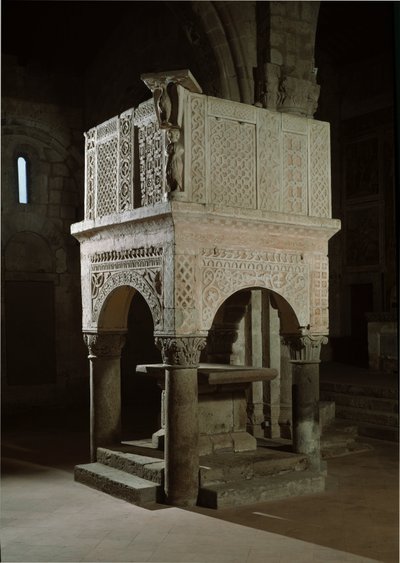 Romansk kunst: prædikestol i kirken dekoreret med marmor og relieffer, kirken St Maria maggiore (Toscana, Italien) af Romanesque