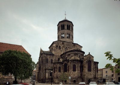 Romansk kunst: udsigt over benediktinerklosteret Saint Austremoine d