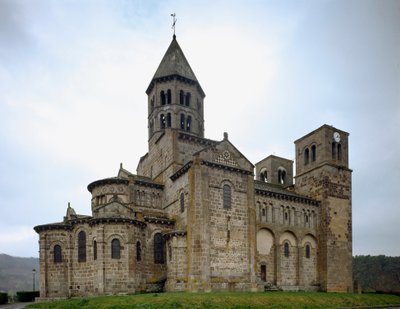 Romansk kunst: udsigt over kirken Saint-Nectaire (1100-tallet). af Romanesque