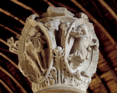 Toner af gregoriansk sang: den tredje (lidenskab og opstandelse af Kristus) og Tintinrection of christ (til højre), hovedstaden i koret (skulptur af Romanesque