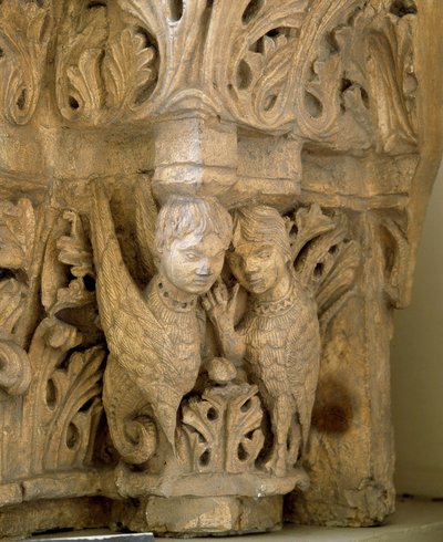 Top dekorerer sirener og fugle efter model af kirken Saint Loup de Naud (Seine og Marne) 1170. Paris, Museum of Monuments dansk af Romanesque