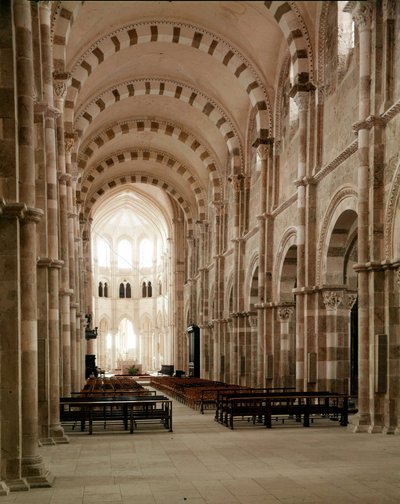Vezelay Abbey (89), kirkeskibet i Santa Maria Magdalene-basilikaen. 12. århundrede. af Romanesque