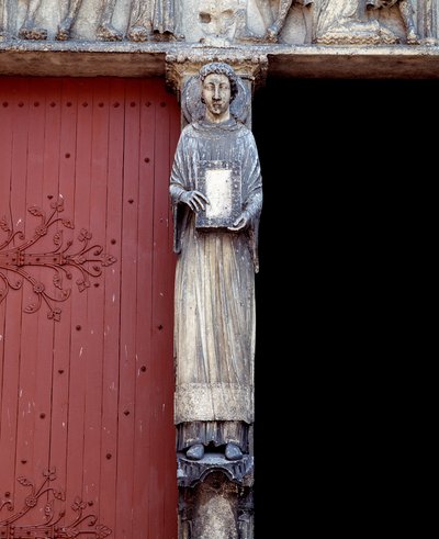 Udsigt over en skulptur på den centrale søjle af den centrale portal (1140-1200) af Romanesque