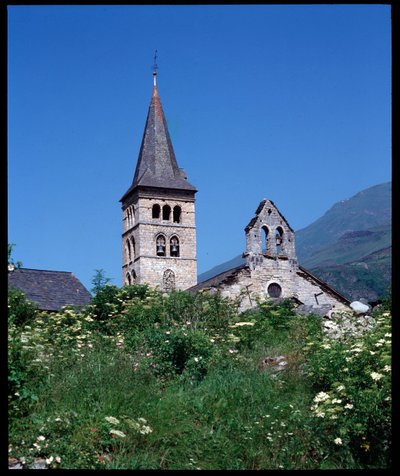 Udsigt over kirken St Mary, Arties (fotografi) af Romanesque