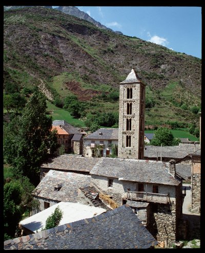 Udsigt over kirken med klokketårn af Romanesque