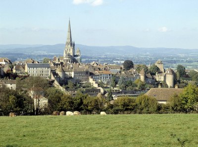 Udsigt over byen Autun og Cathedrale Saint Lazare (romansk arkitektur fra det 13. århundrede). Saone og Loire, Bourgogne, Frankrig. af Romanesque