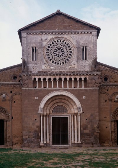 Udsigt over facaden af San Pietro-kirken (ca. 1250, restauree 1870) Tuscania, Italien (Facaden af St Peter-kirken (san Pietro), bygget omkring 1250 og restaureret i 1870, Tuscania, Italien) af Romanesque