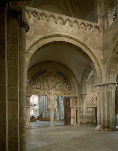 Udsigt over nartex og den centrale trommehinde, der repræsenterer apoternes mission. Basilica of Santa Maria Magdalene (Sainte Marie Madeleine (1096-1106), Vezelay, Yonne af Romanesque