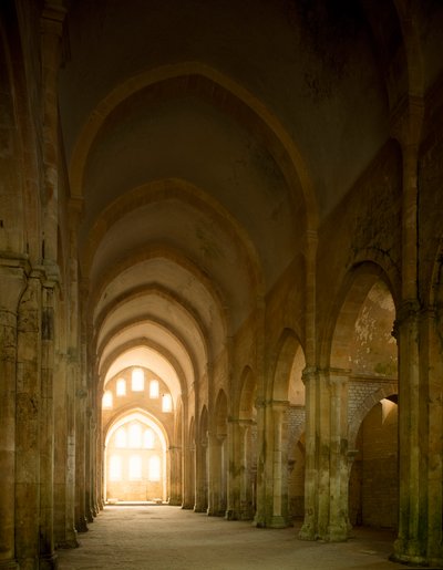 Udsigt over kirkeskibet i cistercienserklosteret grundlagt i det 12. århundrede. af Romanesque