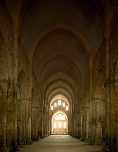 Udsigt over kirkeskibet i cistercienserklosteret grundlagt i det 12. århundrede. af Romanesque