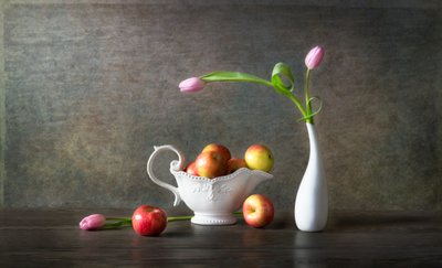 Elegante æbler og tulipaner af Rong Wei