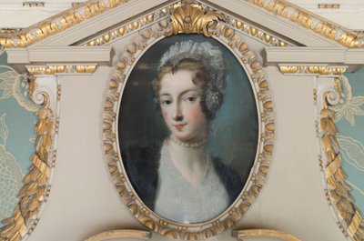 The Maid of the Inn (pastel) af Rosalba Giovanna Carriera