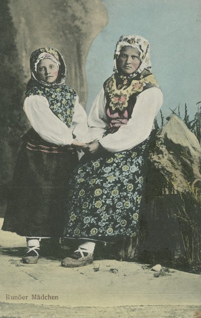 Piger i lettisk traditionel kostume af Russian Photographer