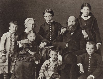 Lenin blandt hans familie, Simbirsk, 1879 af Russian Photographer