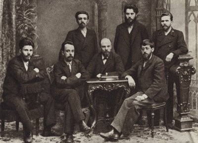 Lenin med en gruppe medlemmer af St Petersburg League of Struggle for the Emancipation of the Working Class, Skt. Petersborg, februar 1897 af Russian Photographer