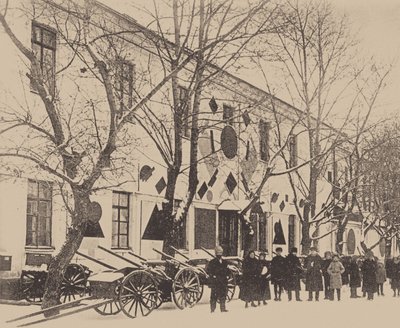 Malevich og elever fra kunstskolen udsmykker de hvide barakker i Vitebsk, december 1919 (s/h-foto) af Russian Photographer