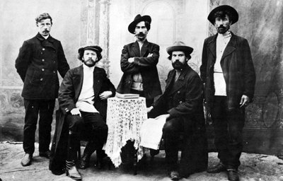 Medlemmer af den russiske terroristgruppe, Narodnaya Volya, ca. 1870-80 (s/h-foto) af Russian Photographer