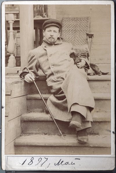 Portræt af Anton Chekhov med sin hund Hina i maj 1897 på Melikhovo, Chekhov Estate (albumin foto) af Russian Photographer