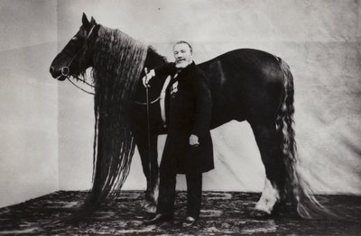 Den russiske cirkusartist Akim Nikitin med en hest af Russian Photographer