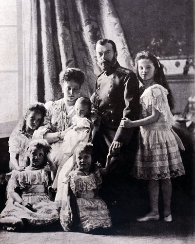 Familien til zar Nicholas II (1868 - 1918). Fra venstre mod højre: Storhertuginde Tatiana født 11. juni 1897; Storhertuginde Mary født 27. juni 1899; Storhertuginde Alexis født 12. august 1904; Imponer Alexandra Feodorovna; zar Nikolaj II; Storhertuginde O af Russian Photographer