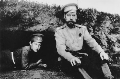 Tsar Nikolaj II med sin søn Alexei i front af Russian Photographer