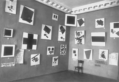 Udsigt over rummet med Malevichs sorte firkant og andre suprematistiske malerier, The Last Futurist Exhibition of Paintings 0.10, Petrograd, vinter 1915-16 af Russian Photographer