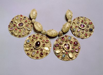 Medaljoner fra Barmy Collar, med filigran- og granuleringsdekoration, Rayazan, 1100-tallet (guldsæt med juveler og perler) af Russian School