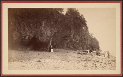 [Gruppe af mennesker på strandbredden nær klipper, muligvis ved Mt. Desert, Maine]. af S.R. Stoddard