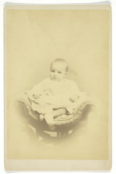 Uden titel portræt af siddende spædbarn, 18501899. af S. A. Thomas