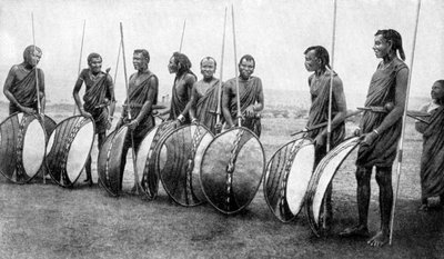 En gruppe masai-krigere i fuld kamp, 1922. af S. J. Hopper