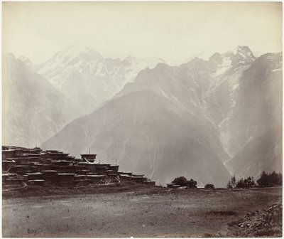 Udsigt over Chini med Himalaya i baggrunden Panoramaudsigt på Chini (original titel) af Samuel Bourne (attributed to)