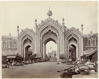 Port til basaren i Hosseinabad, Lucknow Gateway of the Hooseinabad Bazaar (original titel) af Samuel Bourne (signed by artist)