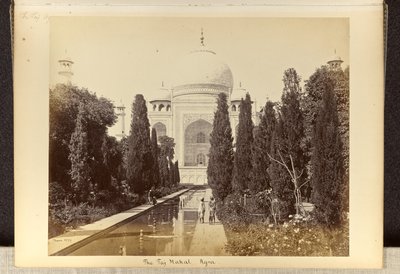 Agra; Taj Mahal set fra springvandet af Samuel Bourne