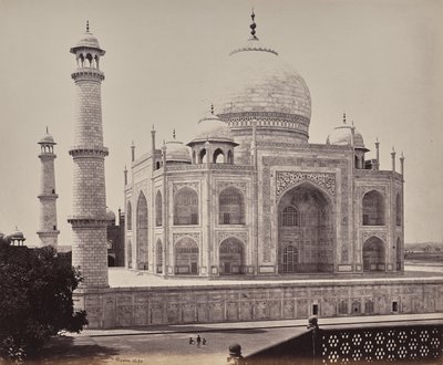 Agra. Udsigt over Taj fra et hjørne i firkanten af Samuel Bourne