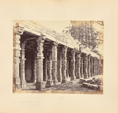 Delhi; Kolonnade af hinduistiske søjler ved Kutub Minar, østsiden af Samuel Bourne