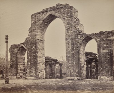 Delhi. Stor bue og jernsøjle nær Qutub Minar, ruinerne af det gamle Delhi af Samuel Bourne