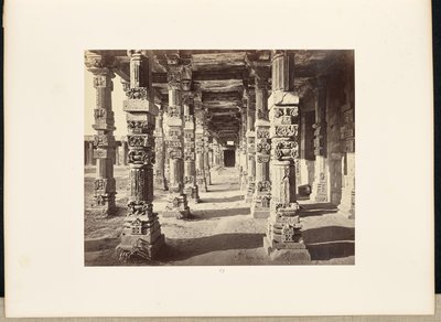 Delhi; Kutub Minar, indvendigt billede af den østlige søjlegang af Samuel Bourne