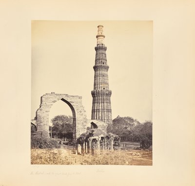 Delhi; Kutub Minar, med den store bue, fra vest af Samuel Bourne