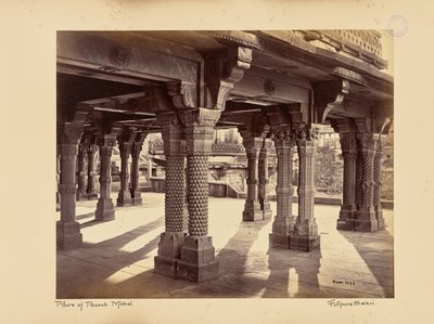 Fatehpur Sikri; udskårne søjler i Panch Mahal af Samuel Bourne